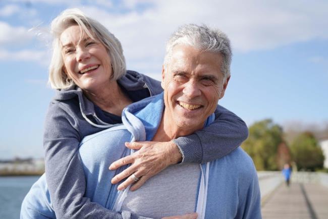 זוג מבוגרים חיים אורח חיים בריא ומאוזן וכך מאטים גם את הזדקנות מערכת החיסון